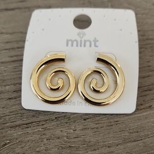 J027.Nwt Mint Gold Tone Swirl Earrings